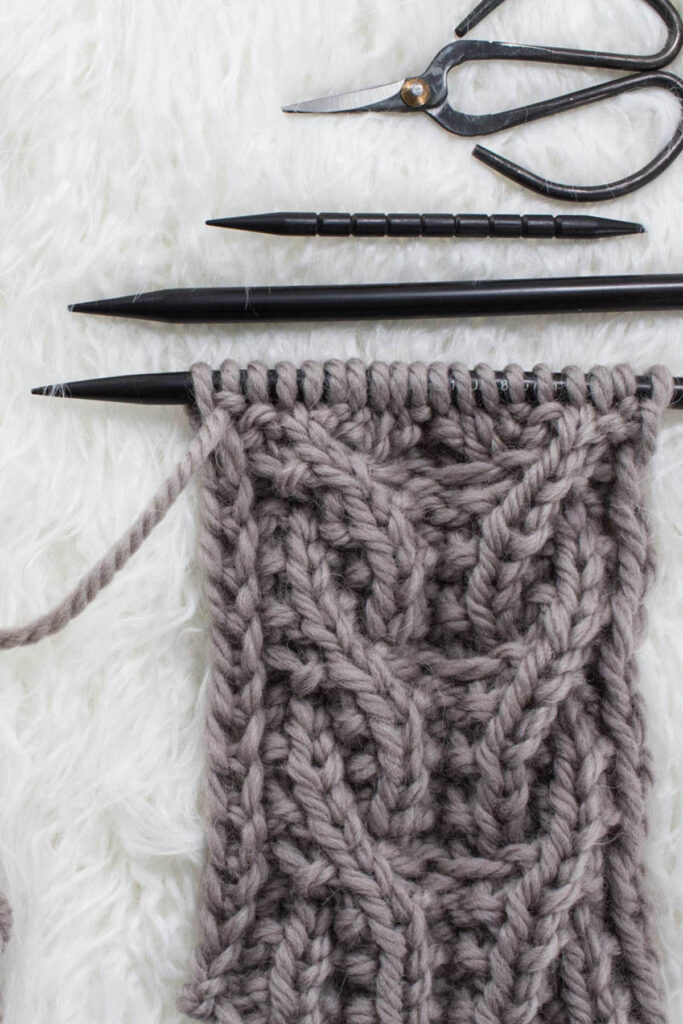 Learn to Knit: Working a Right Cross Cable without a Cable Needle - Stolen  Stitches